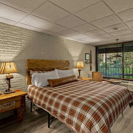 Stonegate Lodge King Bed Wifi 50In Roku Tv Salt Water Pool Room #102 Eureka Springs Exterior photo