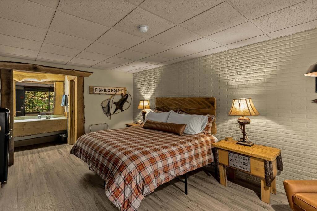 Apartment Stonegate King Bed Wifi 50in Roku Tv Salt Water Pool #102 Eureka Springs