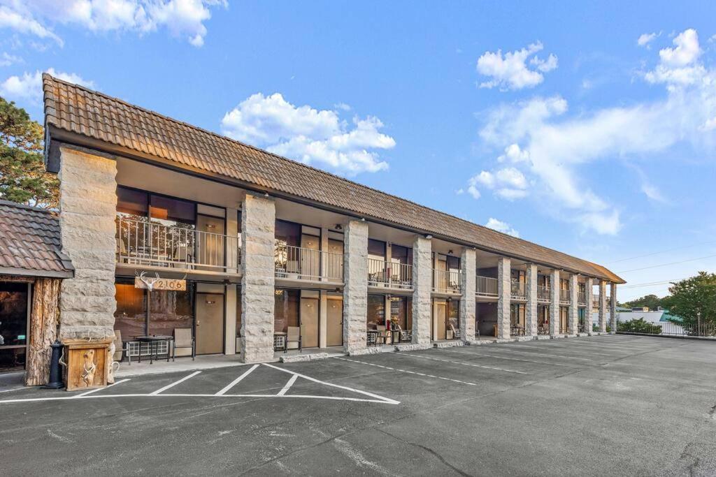 Apartment Stonegate King Bed Wifi 50in Roku Tv Salt Water Pool #102