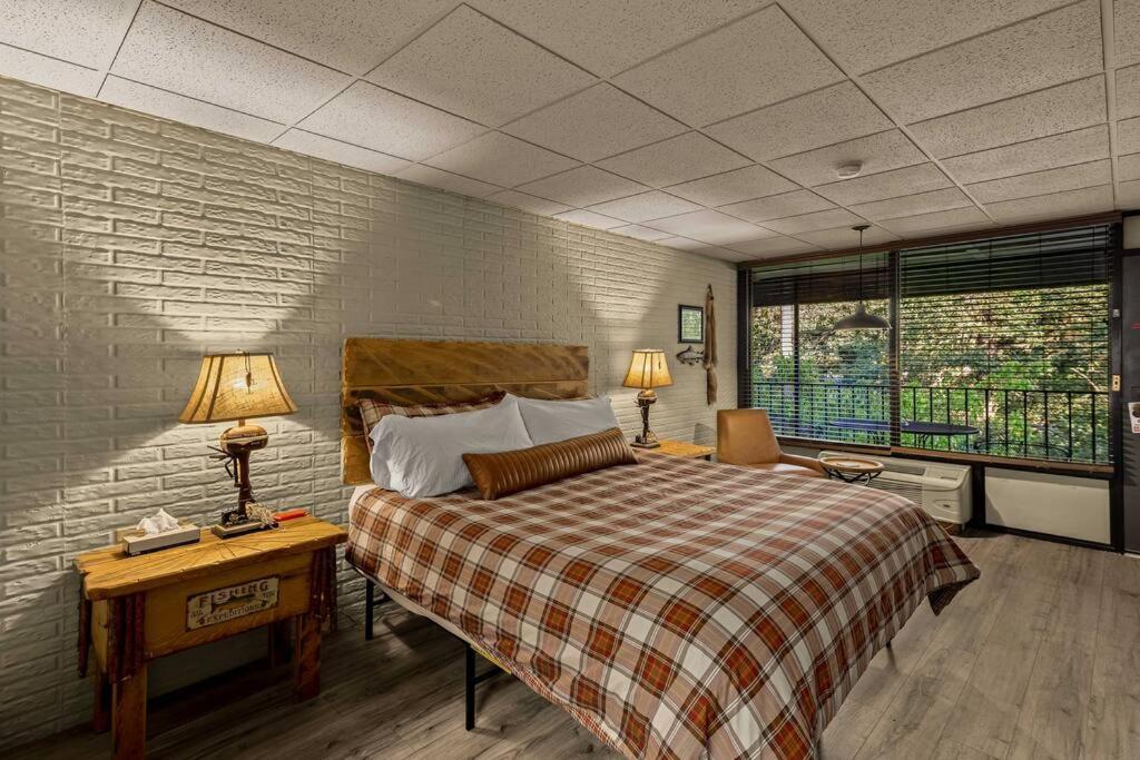 Stonegate King Bed Wifi 50in Roku Tv Salt Water Pool #102 Eureka Springs